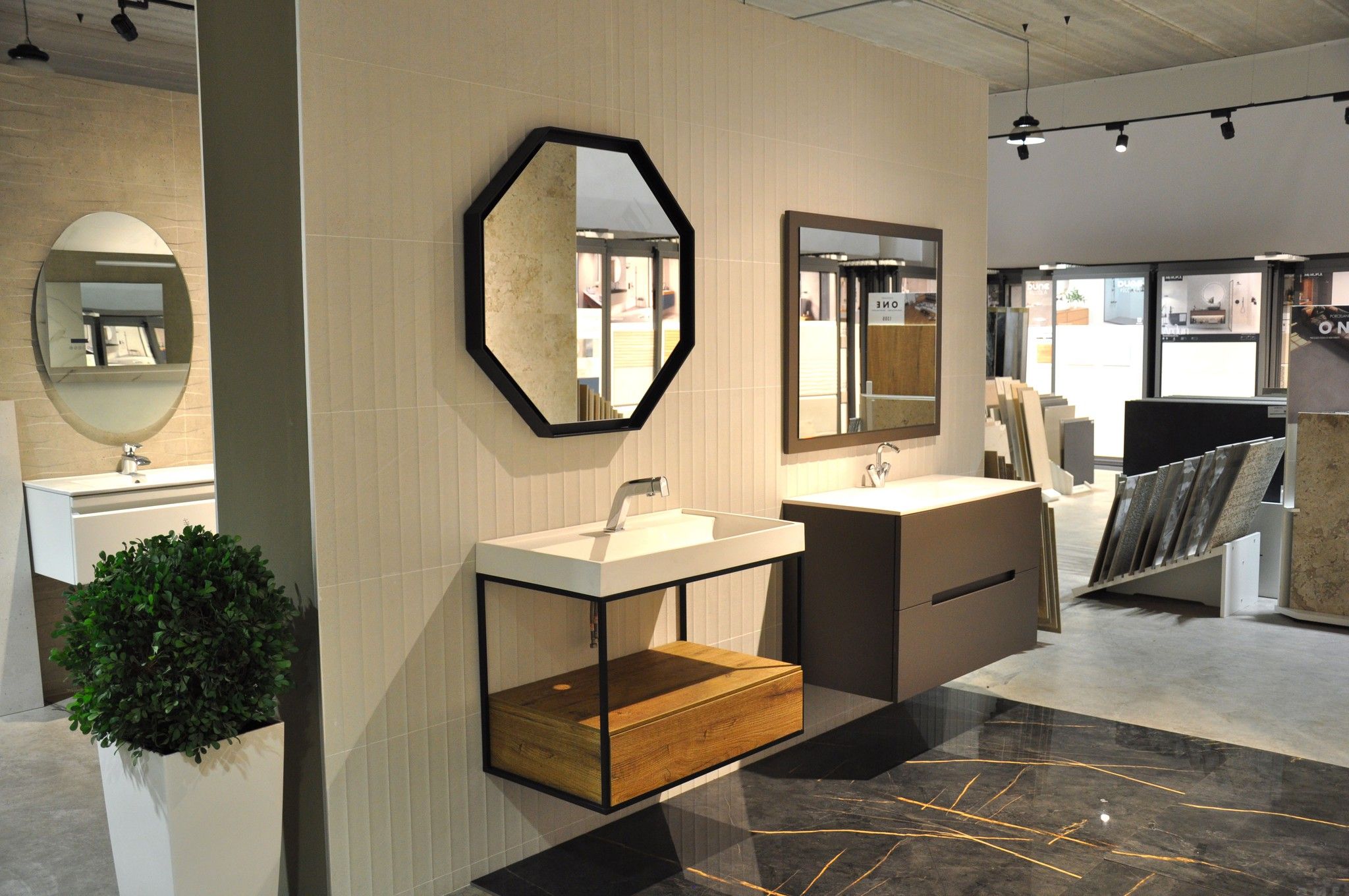 Revestimiento y componentes para baños