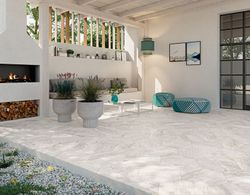 Oberon White Hexagonal Antideslizante 48x56